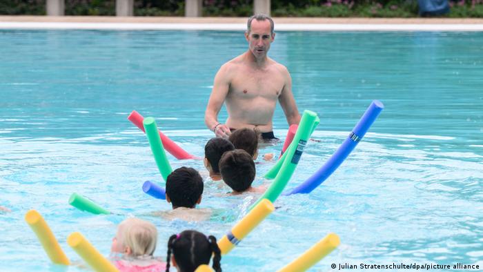 ¿Por qué los niños deben empezar a nadar desde pequeños?
