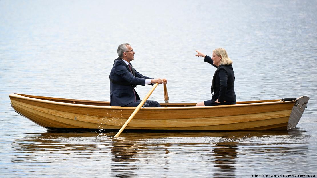 Stoltenberg e Andersson passeiam de barco próximo à residência de verão da primeira-ministra sueca