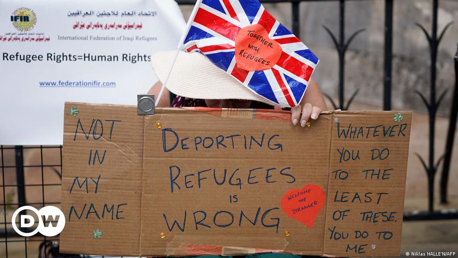 UK Expels Asylum Seekers to Rwanda – DW – 01/05/2024