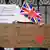 Foto de archivo de una persona que protesta en Londres con una bandera británica y un rótulo que dice "deportar a refugiados es equivocado".