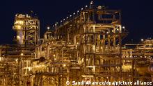 Blick auf die Khurais-Ölanlage des saudischen Staatskonzerns Saudi Aramco, die 150 km südöstlich von Riad liegt (undatierte Aufnahme). (zu dpa: Sackt die Ölnachfrage endgültig ab? Golfstaaten bangen um Einnahmen) +++ dpa-Bildfunk +++