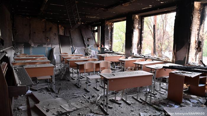 Foto de archivo de una escuela destruida en Ucrania