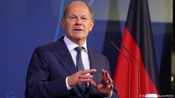 Kanzler Olaf Scholz steht im Bundeskanzleramt vor der Presse