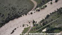 13.06.2022, USA, Livingston: Die Brücke zum Tom Miner Basin am Highway 89 südlich von Livingston ist unterspült worden, nachdem schwere Überschwemmungen am Montag im Yellowstone-Nationalpark in Montana Straßen weggespült und Schlammlawinen ausgelöst hatten. Foto: Larry Mayer/The Billings Gazette/AP/dpa +++ dpa-Bildfunk +++