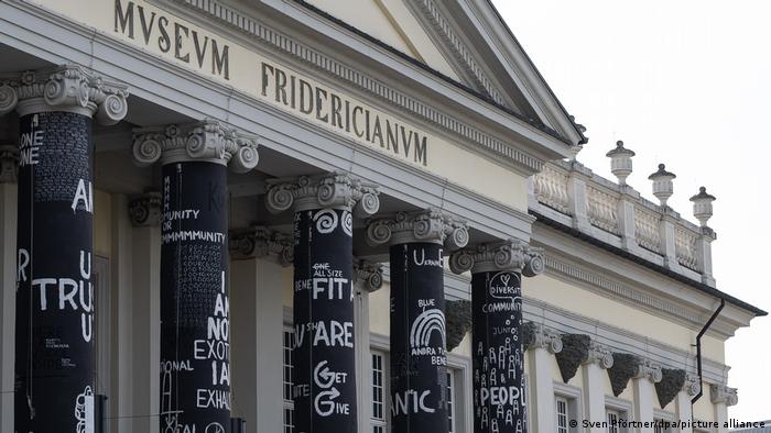 Symbole und Zeichnungen an den schwarz bemalten Säulen des Fridericianums in Kassel 