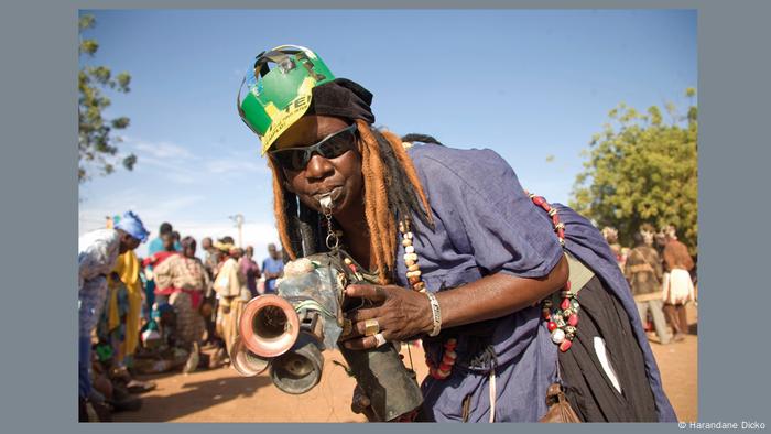 Lo que en Indonesia es el principio de Lumbung, esto es compartir recursos, para la Fondation Festival sur le Niger se llama filosofía Maaya.  Maaya regula la interacción en la sociedad maliense.  Documenta reúne obras de jóvenes artistas con viejas tradiciones.  Por un lado actúan músicos y por el otro se invita a los visitantes a una ceremonia del té para intercambiar ideas.