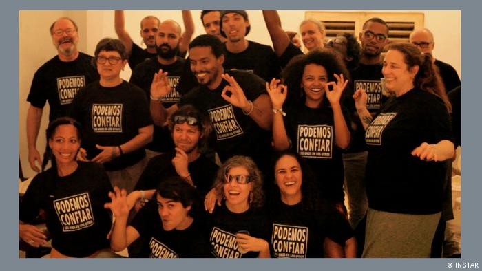 Gruppenfoto mit INSTAR, das Künstlerkollektiv aus Kuba, kämpft für Meinungs- und Kunstfreiheit