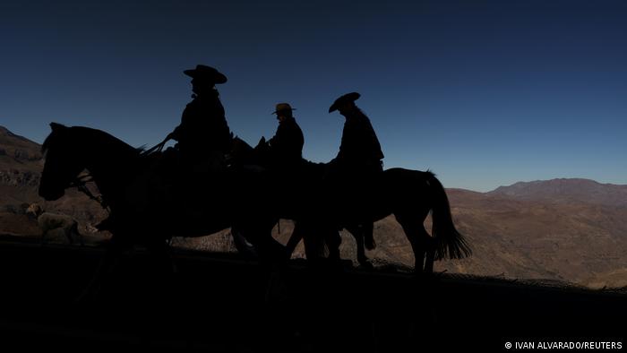 Viehzüchter auf ihren Pferden in Chile, nahe den Anden, Chile. 