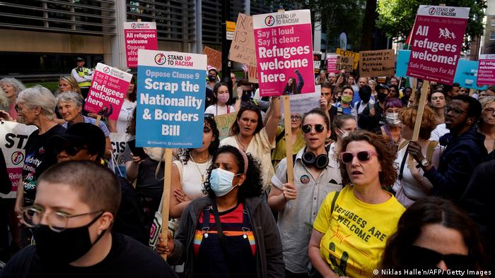 Protesto em Londres contra o repatriamento de requerentes de asilo para o Ruanda
