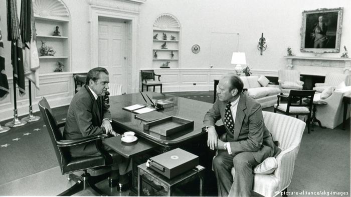 Presidente Nixon (esq.) tinha conhecimento e teria se envolvido no acobertamento do escândalo