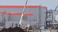 Bauleute arbeiten an der Errichtung einer großen Batteriezellen-Fabrik für Elektroautos. Der chinesische Herstellers CATL (Contemporary Amperex Technology Ltd.) will in seine erste Fabrik in Europa bis zu 1,8 Milliarden Euro investieren. In dem Fertigungskomplex bei Arnstadt sollen schrittweise rund 2000 Arbeitsplätze entstehen. Anfang 2022 könnte die Fabrik im Gewerbegebiet Erfurter Kreuz mit der Produktion von Batteriezellen beginnen.