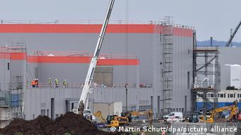 由于新冠疫情，原计划2022年上半年投产的宁德时代图林根工厂直到2022年秋天才开始试产 