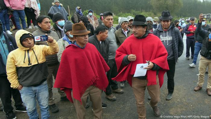 Protestas en Ecuador: el líder indígena Leónidas Iza, a la derecha en la imagen.