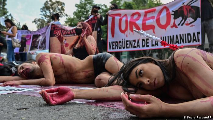 Protesta en contra de las corridas de toros, frente a Plaza México, en febrero de 2022.