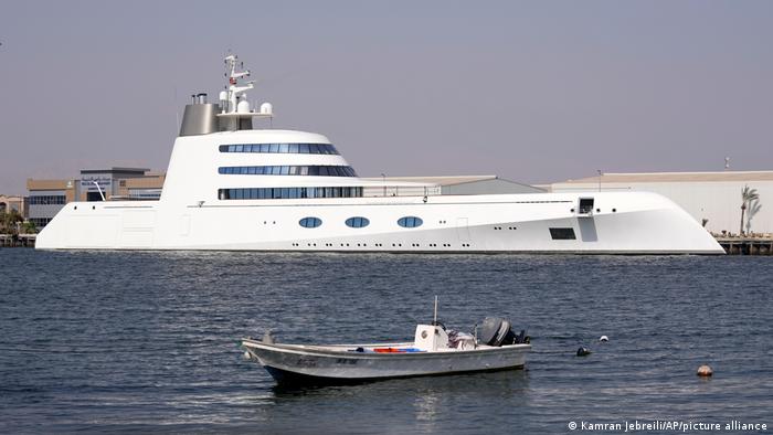 يخت الملياردير الروسي أندري ميلىنشنكو في ميناء رأس الخيمة الإماراتي 31.05.2022