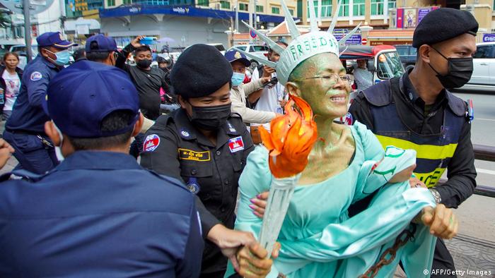 الشرطة الكمبودية تلقي القبض على الناشطة تياري سينغ في بيون بن 14.06.2022