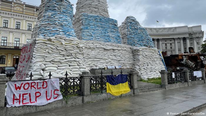 Композиция из мешков с песком в Киева, июнь 2022 года