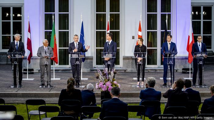 Le Premier ministre letton Arturs Krisjanis Karins, le Premier ministre portugais Antonio Costa, le secrétaire général de l'OTAN Jens Stoltenberg, le Premier ministre néerlandais Mark Rutte, le Premier ministre danois Mette Frederiksen, le Premier ministre belge Alexander De Croo et le Premier ministre polonais Mateusz Morawiecki assistent à une conférence de presse devant le Catshuis à La Haye