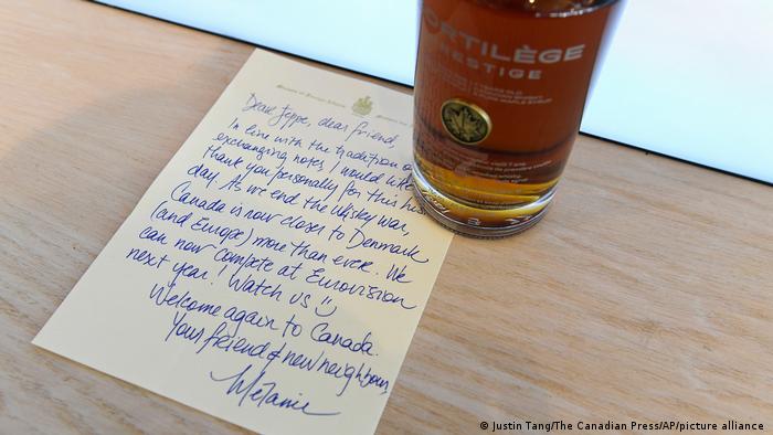Eine Flasche Ahornwhiskey aus Québec und ein handgeschriebener Brief von Kanadas Außenministerin Mélanie Joly an den Außenminister des Königreichs Dänemark, Jeppe Kofod, besiegelt die kanadisch-dänische Übereinkunft