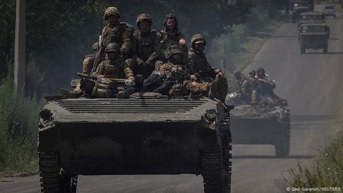 Soldados ucranianos a bordo de vehículos BMP-1 en el Donbás.