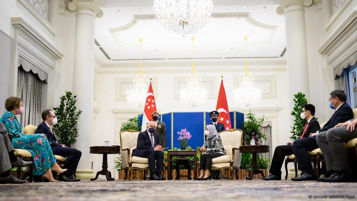 Steinmeier dan Halima Yacoub dan delegasi mereka serta bendera Singapura