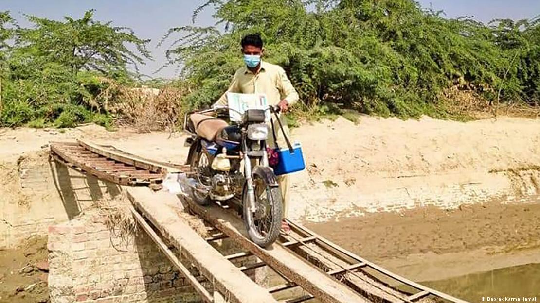 پاکستان میں ویکسینیشن ٹیمیوں کو دشوار گزار راستوں کے علاوہ جان کے خطرات کا سامنا بھی کرنا پڑتا ہے 