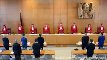 Der Zweite Senat beim Bundesverfassungsgericht, (l-r) Astrid Wallrabenstein, Ulrich Maidowski, Monika Hermanns, Peter Müller, Doris König (Vorsitz), Peter M. Huber, Sibylle Kessal-Wulf und Christine Langenfeld verkündet das Urteil zu AfD-kritischen Äußerungen der damaligen Kanzlerin Angela Merkel (CDU) nach der Thüringen-Wahl 2020. Laut dem Urteil verletzen die Äusserungen das Recht auf Chancengleichheit der Parteien.