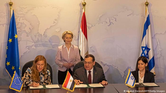 صورة لتوقيع اتفاق بين إسرائيل ومصر والاتحاد الأوروبي لتوريد الغاز إلى أوروبا. الصورة من القاهرة بتاريخ 15 يونيو 2022