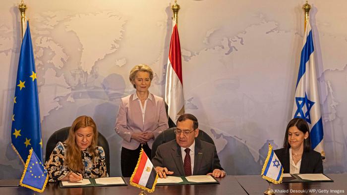EU-kommisjonens president Ursula von der Leyen ser Kadri Simson, Tarek El Molla (i midten) og Karen El Harar signere trepartsavtalen om naturgass i Kairo.