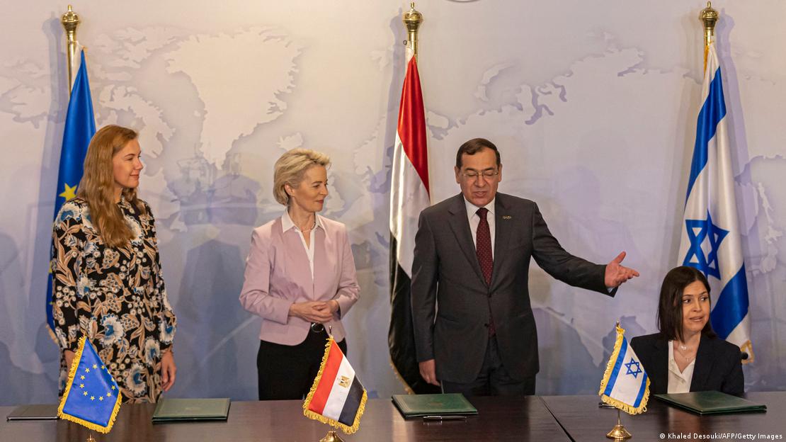 Η Ούρσουλα φον ντερ Λάιεν στο Κάιρο, υπογράφοντας ενεργειακή συμφωνία