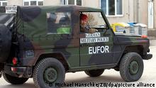 Deutsche Feldjäger der Bundeswehr mit einem Jeep, aufgenommen am 21.03.2005 im EUFOR-Feldlager Rajlovac bei Sarajevo (Bosnien-Herzegowina). Die Soldaten operieren im Rahmen der European Union Force (EUFOR) in Bosnien-Herzegowina. Foto: Michael Hanschke +++(c) dpa - Report+++
