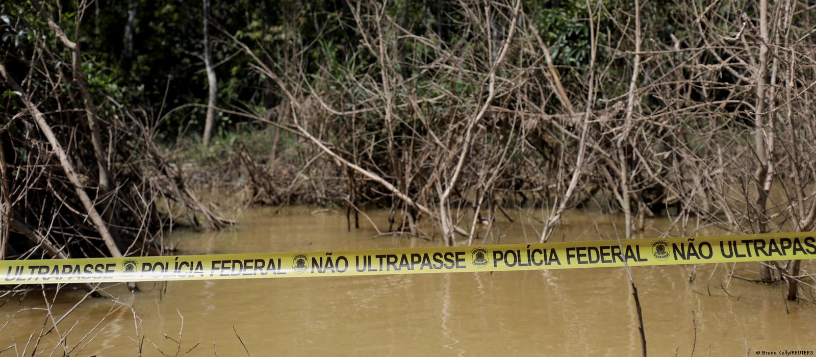 Faixa de "Não ultrapasse" da Polícia Federal em área de rio e floresta