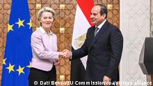 Abdel Fattah al-Sisi (r), Präsident von Ägypten, empfängt Ursula von der Leyen, Präsidentin der Europäischen Kommission, vor ihrem Treffen im Präsidentenpalast. Angesichts steigender Preise und einer drohenden Knappheit bei Lebensmitteln in Ägypten stellt die Europäische Union dem Land 100 Millionen Euro zur Verfügung. +++ dpa-Bildfunk +++