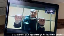 Alexej Nawalny, russischer Oppositionspolitiker, wird in einem Gerichtssaal in Wladimir per Videoverbindung aus dem Gefängnis zugeschaltet und ist auf einem Bildschirm zu sehen. Ein Gericht in der Region Wladimir lehnte einen Einspruch Nawalnys gegen die Entscheidung der Strafvollzugskolonie ab, ihn als «eine Person, die dazu bereit ist, Verbrechen terroristischer oder extremistischer Natur zu begehen», zu bezeichnen. +++ dpa-Bildfunk +++