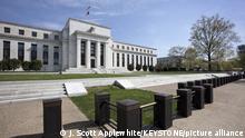 ARCHIVBILD ZUR ANHEBUNG DES LEITZINSES DURCH DIE US-NOTENBANK, AM MITTWOCH, 14. JUNI 2017 - The U.S. Federal Reserve Bank Building, home to the Board of Governors of the Federal Reserve System, is seen in Washington, Friday, April 25, 2014. Often referred to as “the Fed,” it is the nation’s central banking system and sets monetary policy for the United States. (AP Photo/J. Scott Applewhite). |