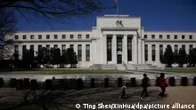 Menschen gehen an der US-Notenbank vorbei. Die US-Notenbank Federal Reserve (Fed) hat erstmals seit Beginn der Corona-Pandemie ihren Leitzins wieder erhöht und wollen damit den Beginn ihrer Bemühungen zur Eindämmung der hohen Inflation, die auf die Erholung von der Rezession folgte starten. +++ dpa-Bildfunk +++