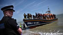 Casi 1.300 migrantes cruzaron el Canal de la Mancha en 24 horas, récord desde 2018