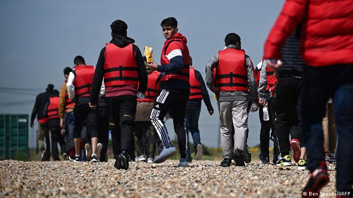 Migrantes ilegais que desembarcam no Reino Unido devem seguir para o Ruanda 