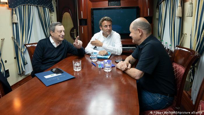 المستشار الألماني أولاف شولتس والرئيس الفرنسي أيمانويل ماركون ورئيس الوزراء الإيطالي ماريو دراغي في القطار في رحلة مشتركة إلى كييف 16.06.2022
