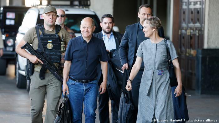 乌克兰驻德国大使梅利尼克要求肖尔茨“不要空手而来，而是在他的旅行箱中带来一揽子实在的军事援助”。