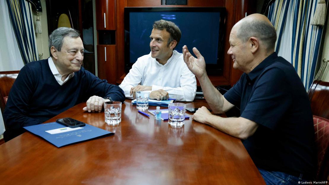 Draghi, Macron e Scholz durante deslocamento por trem em direção à Ucrânia