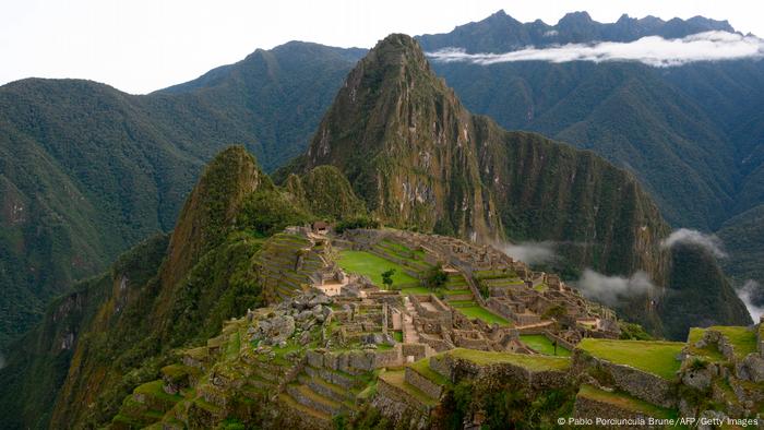 Perú cerró por tiempo indefinido el ingreso a la ciudadela inca de Machu Picchu, al alegar motivos de seguridad ante las protestas que piden la renuncia de la presidenta Dina Boluarte y que ya dejan 60 muertos. El gobierno tomó la decisión luego de que el servicio ferroviario desde Cusco se suspendiera por daños en la vía férrea, presuntamente provocados por manifestantes (21.01.2022).