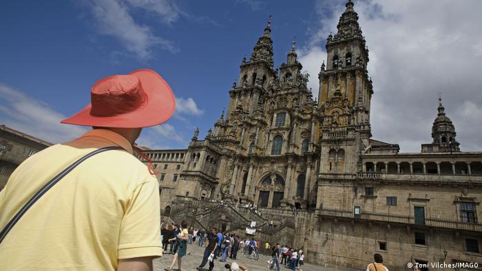 Ein Tourist schaut auf die Kathedrale in Santiago de Compostela, Spanien