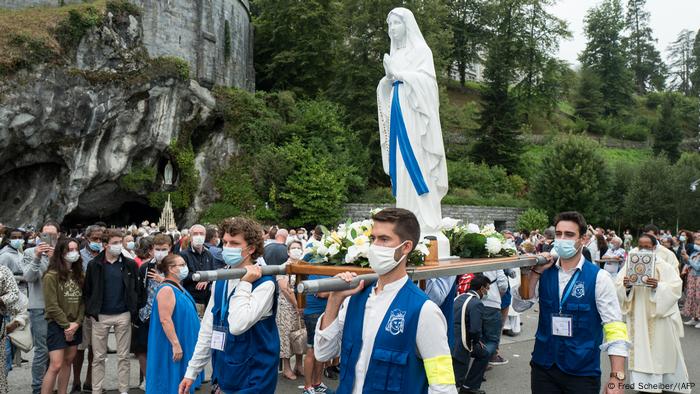 Pilger schauen einer Prozession vor der Grotte Massabielle in Lourdes zu, Frankreich