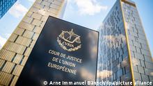 Ein Schild mit der Aufschrift «Cour de Justice de l'union Européene» steht vor dem Europäischen Gerichtshof im Europaviertel. (zu dpa EuGH-Urteil zur Indexierung von Familienleistungen in Österreich) +++ dpa-Bildfunk +++