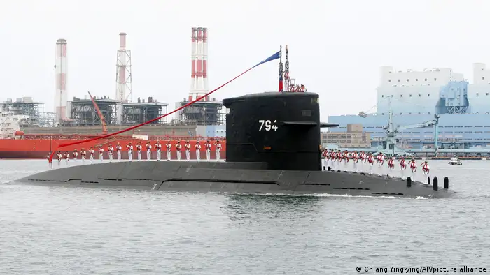 台灣海軍於高雄的潛艦廠，向劍龍級潛艦行禮