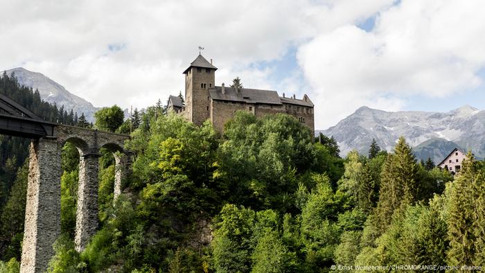 Wiesburg Castle, with the viaduct in front