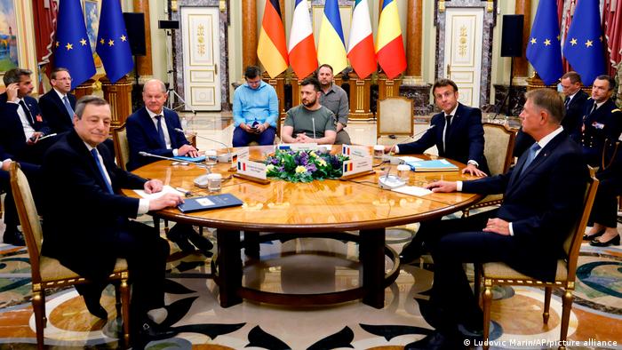 乌克兰总统泽连斯基在基辅会晤来访的德国总理肖尔茨、法国总统马克龙、意大利总理吉拉德和罗马尼亚总统约翰尼斯。