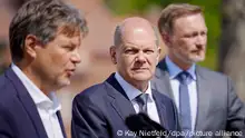 Robert Habeck (l-r, Bündnis 90/Die Grünen), Bundesminister für Wirtschaft und Klimaschutz, Bundeskanzler Olaf Scholz (SPD) und Christian Lindner (FDP), Bundesminister der Finanzen, geben die Abschlusspressekonferenz nach der Klausurtagung der Bundesregierung vor dem Schloss Meseberg, dem Gästehaus der Bundesregierung. Themen der Klausur sind der Ukraine-Krieg und Wirtschaftsfragen.