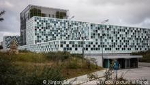 Ein moderner Neubau aus Glas und Beton im Stadtteil Scheveningen von Den Haag (Niederlande) ist seit April 2016 Sitz des Internationalen Strafgerichtshofs (IStGH). Der durch einen völkerrechtlichen Vertrag1998 auf Dauer eingerichtete IStGH ist kein Teil der Vereinten Nationen. (22.10.2021)